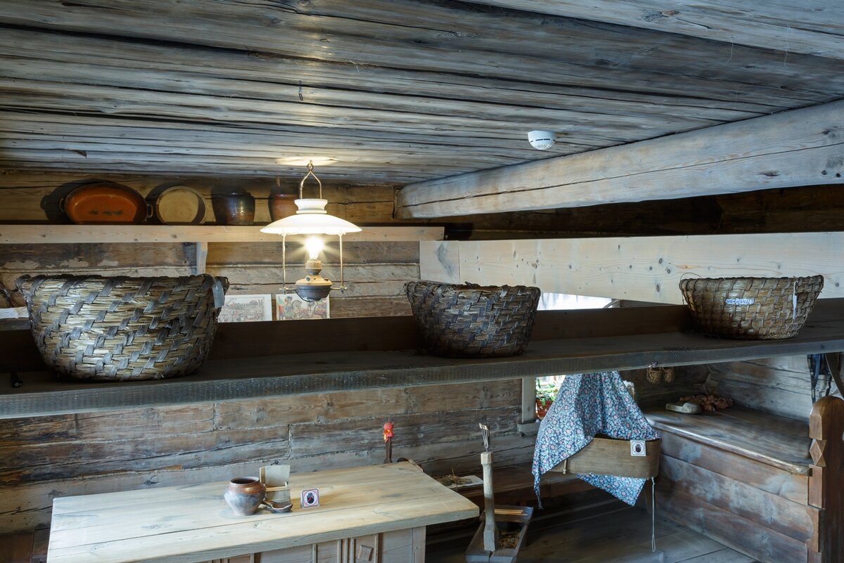 Фото П. Сухова. Повалюшки на хлебном брусе в экспозиции МДЗ «Интерьер избы крестьянина-середняка»