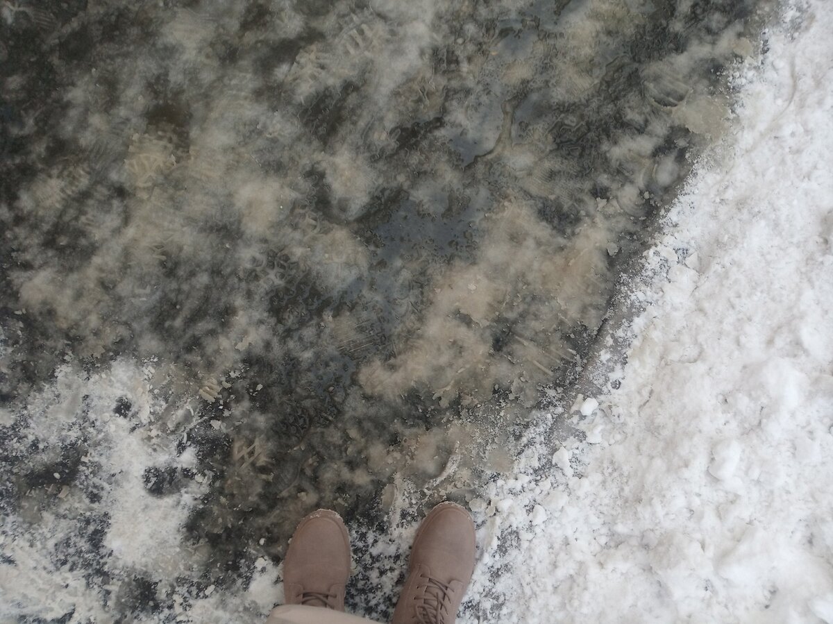 Слякотня возле почты. Думала, промочу зимние ботинки. Ан нет, обошлось )))