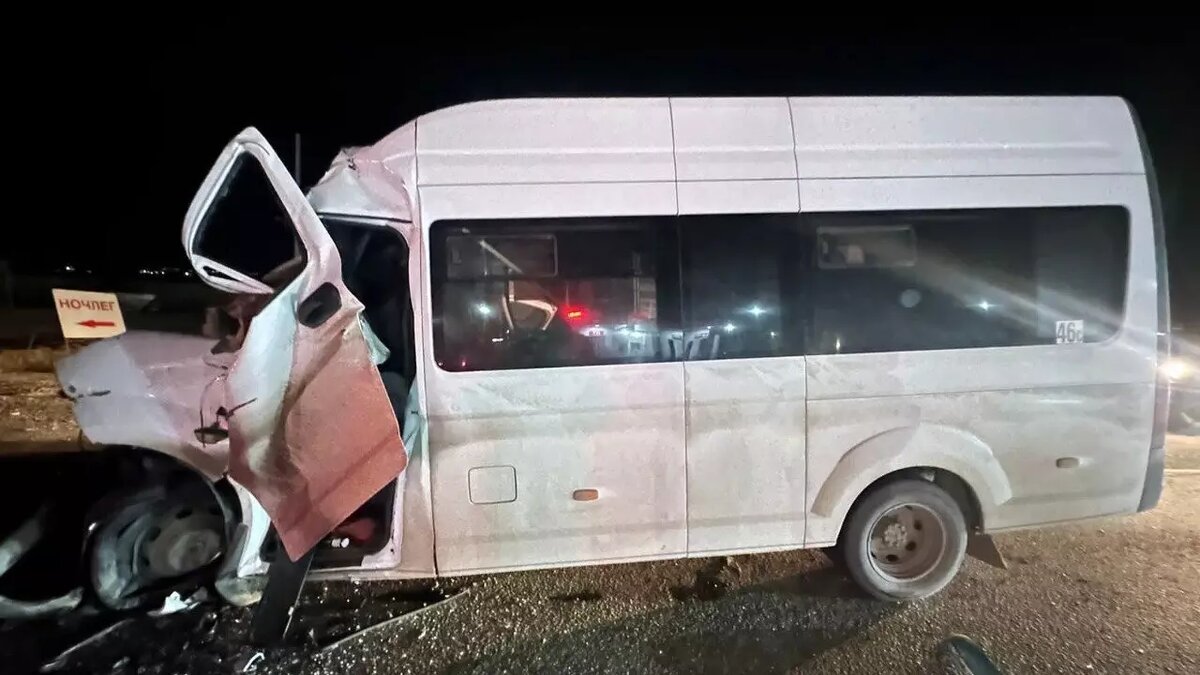     Микроавтобус врезался в фуру в Дубовском районе Волгоградской области, водитель не выжил, сообщает областная полиция.