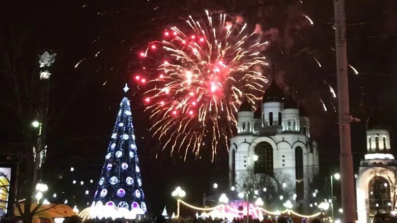 новогодняя ярмарка. куда сходить на новогодние праздники в калининграде. калининград площадь победы новый год 2020. зимний городок магнитогорск. калининград новый год.