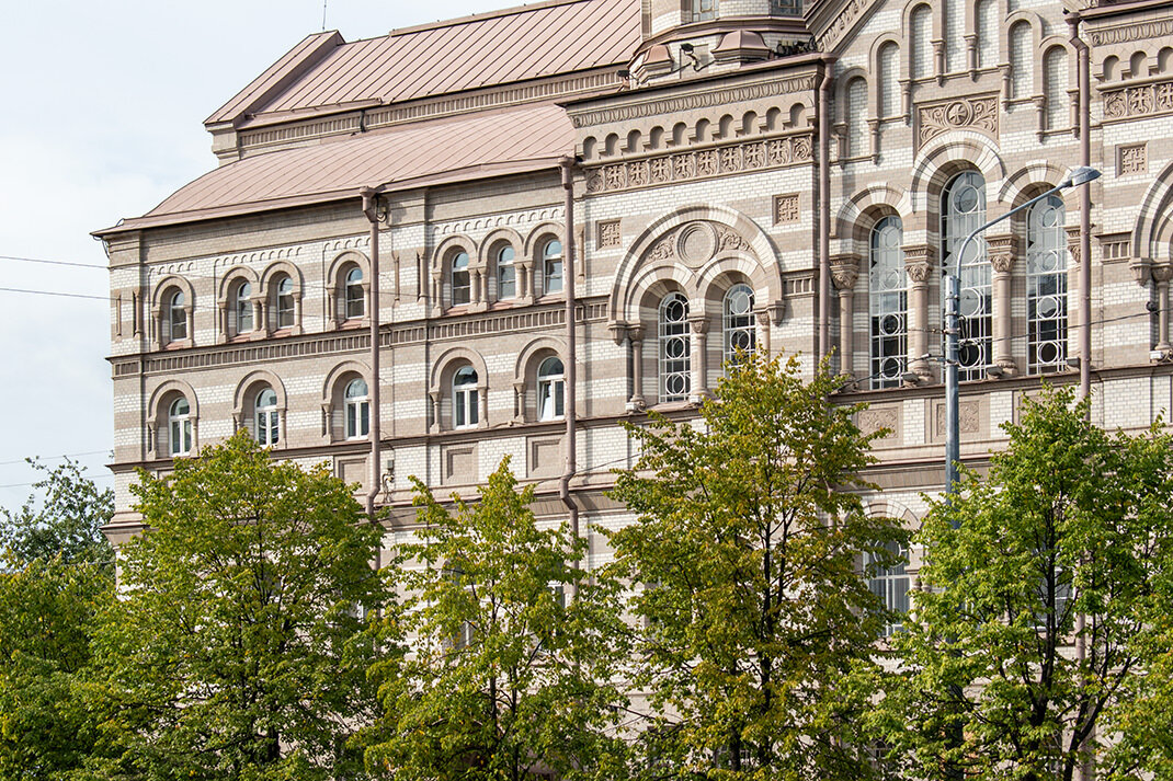 Адрес комплекса — набережная реки Карповки, 45