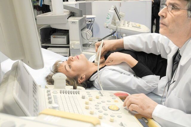     Пациент на приеме у врача. Источник: nsk.aif.ru Автор фото: Эдуард Кудрявицкий