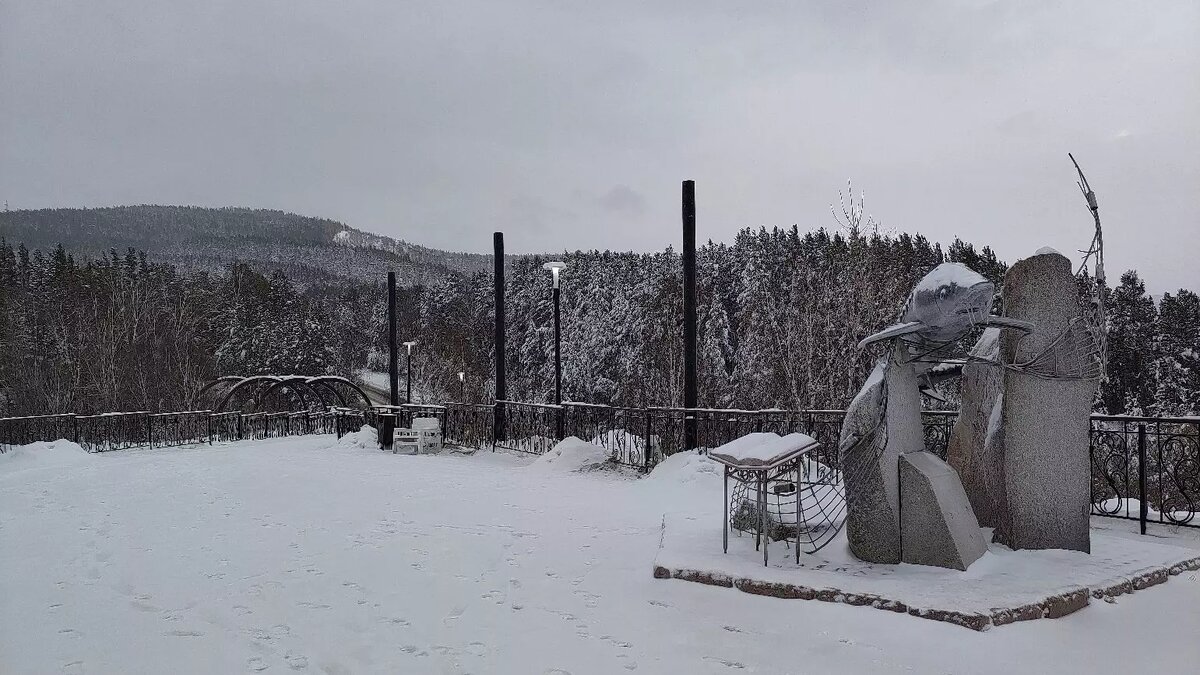     Автор скульптуры «Царь-рыба» на площадке под Красноярском Евгений Пащенко остался недоволен благоустройством смотровой. Он заявил, что её уродуют.