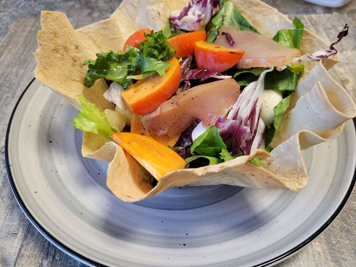 Фото автора.Вкусный и лёгкий салат с хурмой.