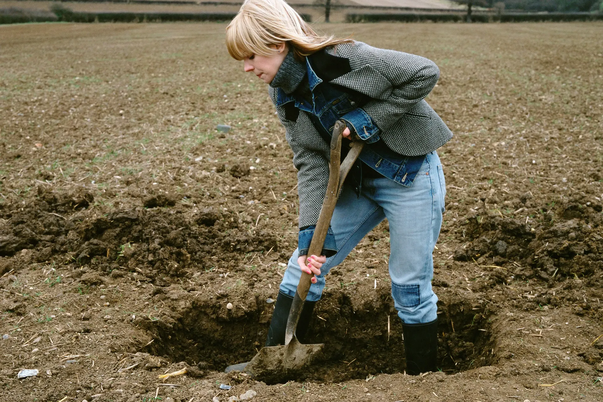 Digging на русском. Женщина с лопатой. Девушка копает. Копать лопатой. Копать землю.