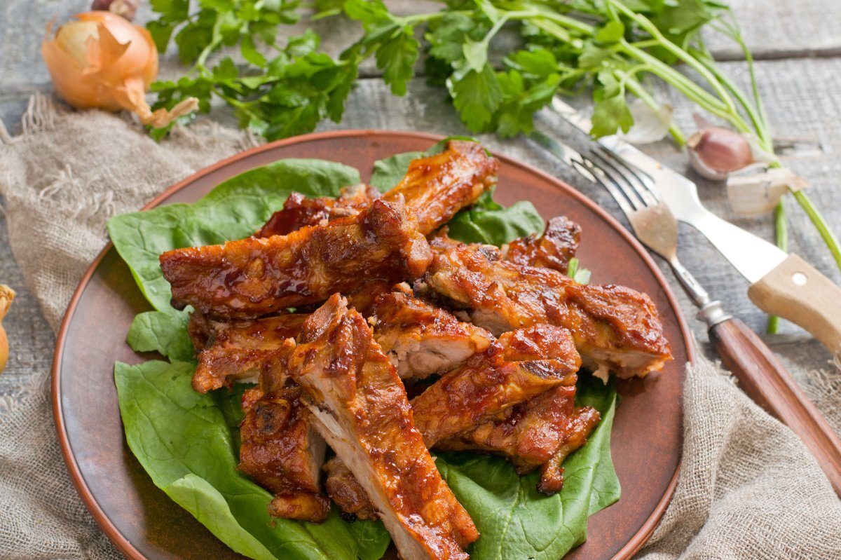 В 100 г: 323 ккал, белки - 13 г, жиры - 27 г, углеводы - 9 г.