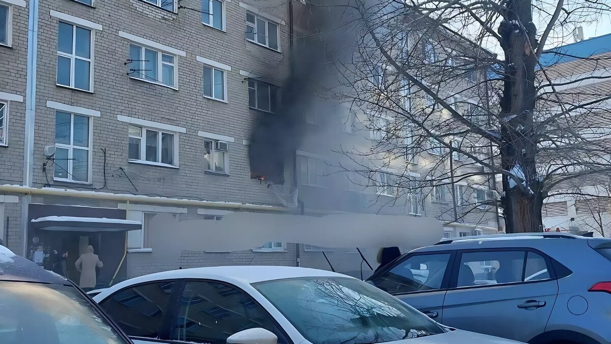     Стали известны подробности пожара в центре Казани. Горожане услышали звук взрыва в доме №35 по улице Спартаковская, о чем сразу сообщили в соцсетях. Информацию Inkazan сообщили в пресс-службе Главного управления МЧС России по Татарстану.