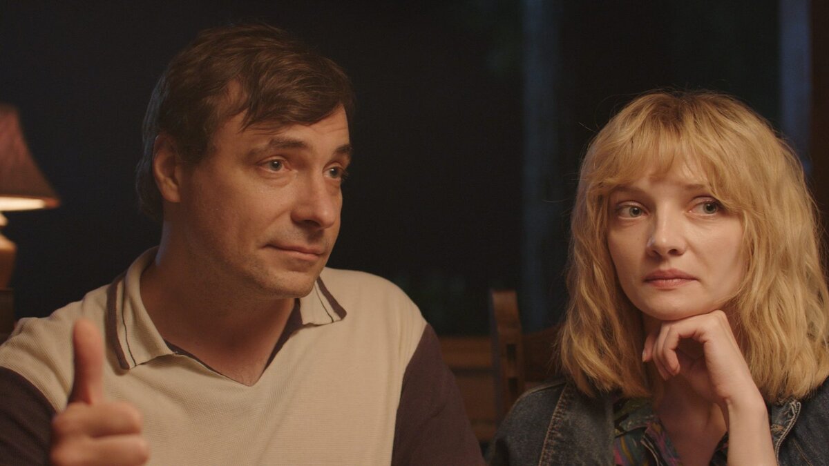 Виктор и Лена на вечернем застолье с соседями. Кадр из фильма