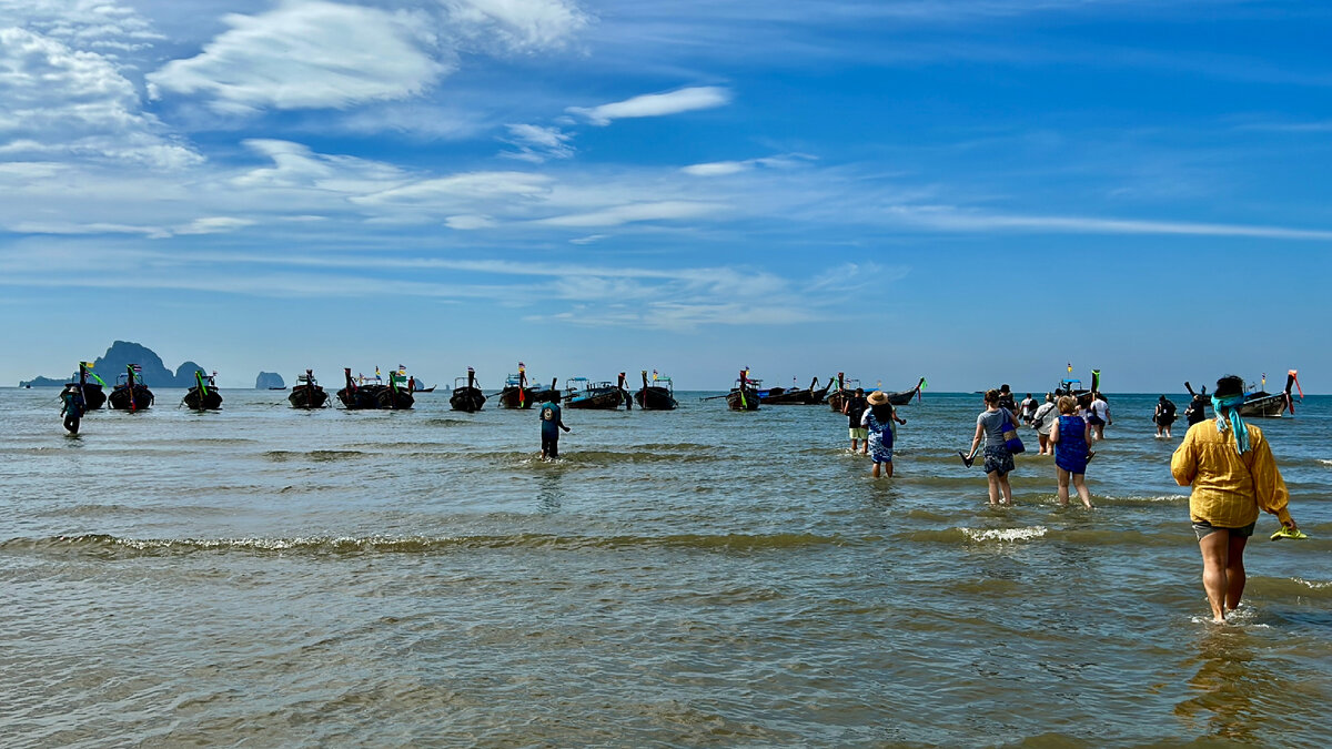 идём до лодок, чтобы отправиться на Рэйли бич