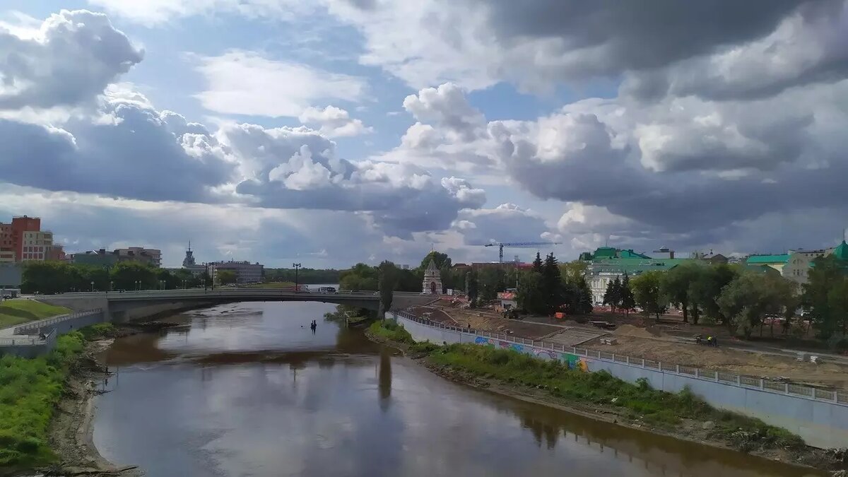     Местным жителям на время стройки придётся пользоваться объездной дорогой.