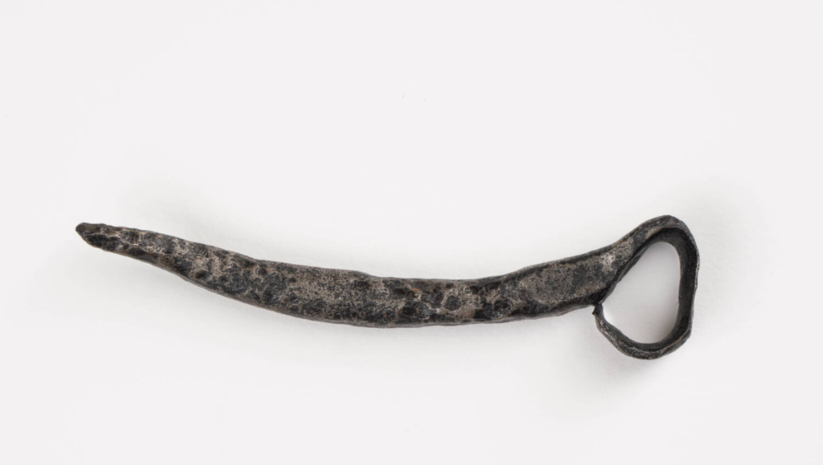 На Руси использовали железные двусоставные удила с подвижными кольцами на концах