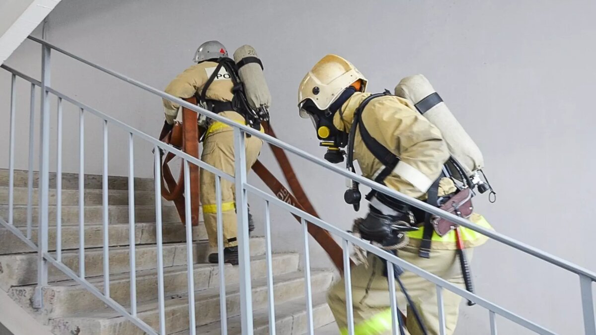 В Ставрополе загорелся 17-этажный дом: жильцов эвакуируют | newstracker.ru  | Дзен