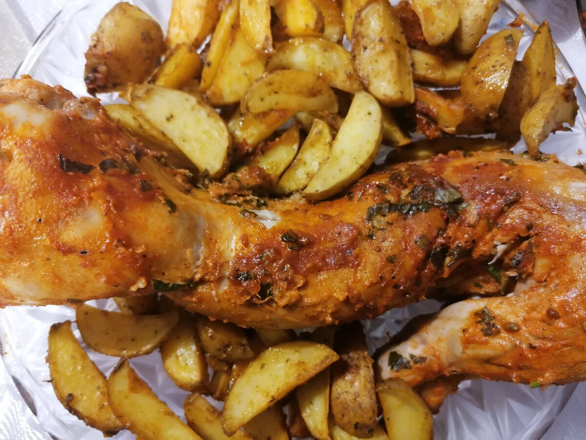 Это кролик приготовленный в духовке, сверху зелень.