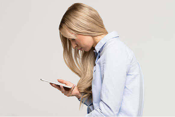 Лицо стареет, пока мы гуглим в такой позе способы помолодеть