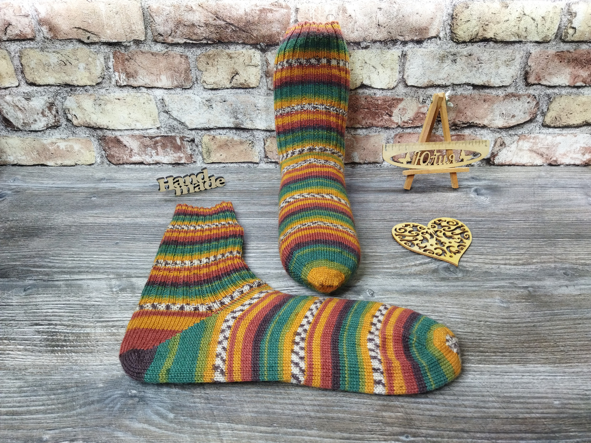 Ввиду отсутствия ног нужного размера для наглядного фото, их имитируют два клубка пряжи 😁