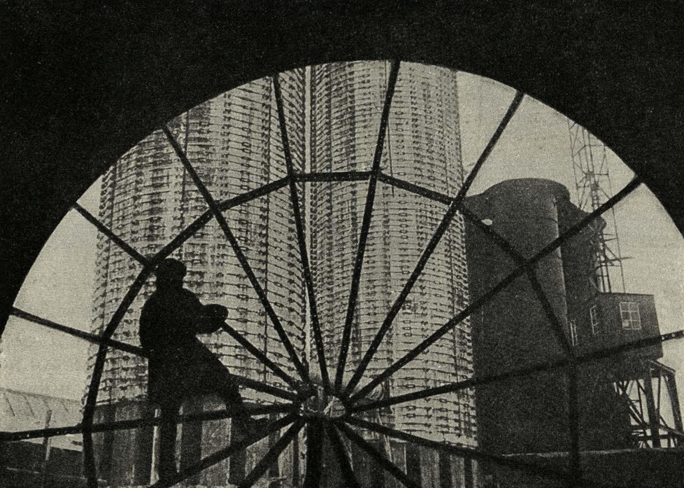 Сталиногорский химкомбинат. Гранитные башни азотной группы заводов, 1931–1934 гг. Фото и информация к нему взяты с сайта https://pastvu.com/ps