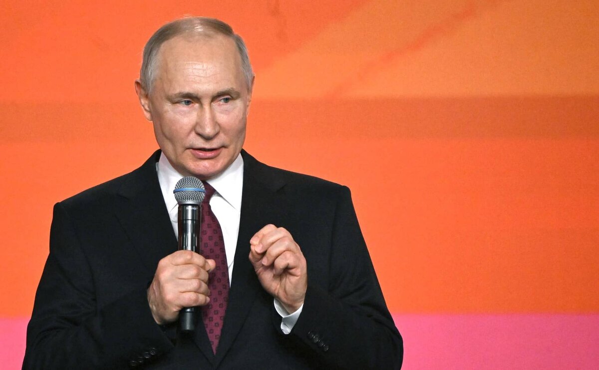 Фото: Сергей Гунеев / РИА «Новости» / с сайта Кремля (http://static.kremlin.ru/media/events/photos/big2x/t576kZNrOl2gSrFlt0AJaawPi4MqZEk1.jpg)