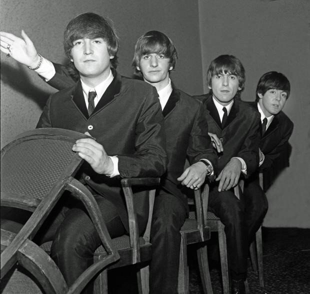 1963. На паровозике из стульев Битлз уверенно едут в направлении руки Ринго: вперёд и на вершину. Фото Пола Берриффа