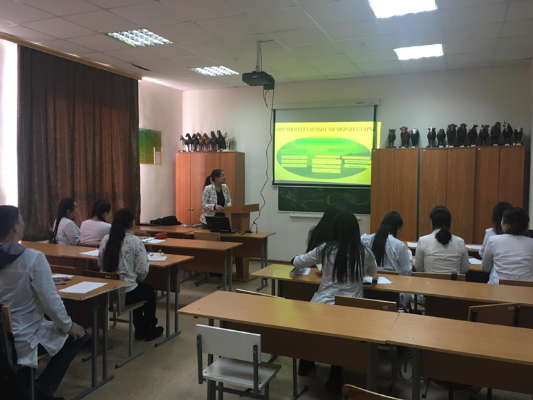 Я веду открытое занятие в качестве преподавателя биотехнологии.