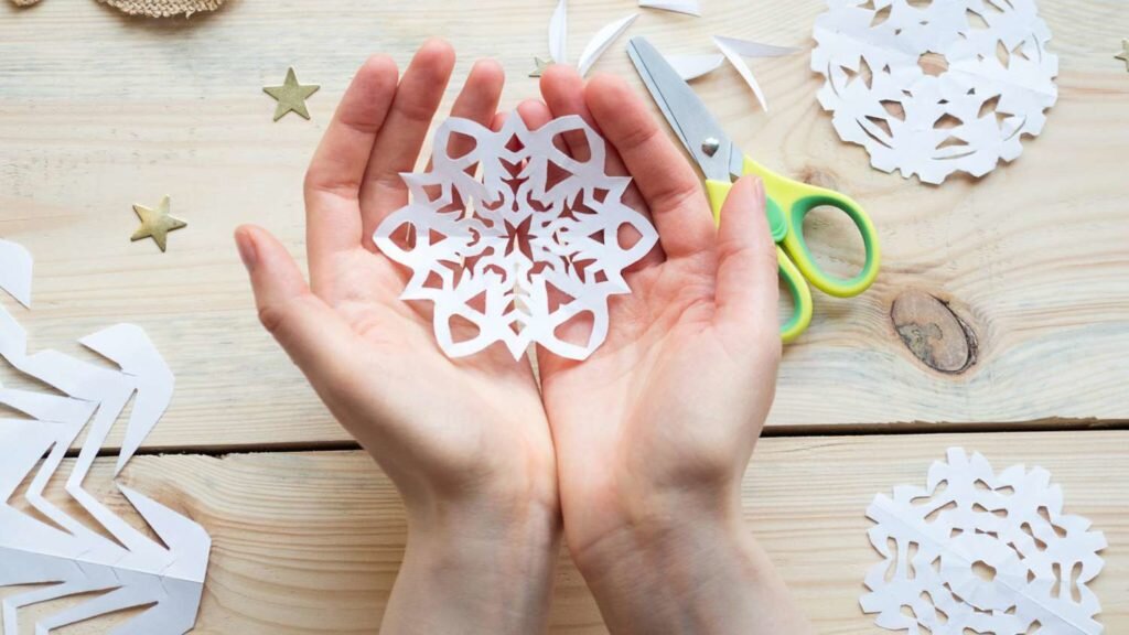 Как вырезать новогоднюю снежинку из бумаги