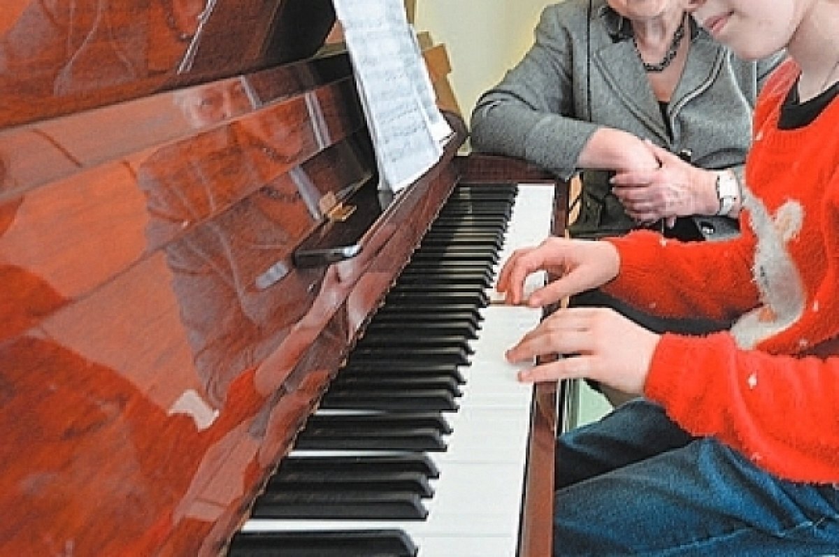    На Урале педагогам в сфере культуры вручили премии губернатора