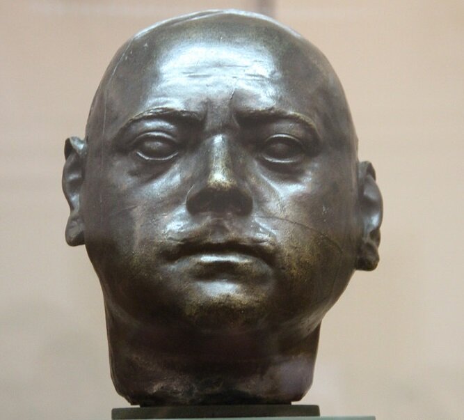Маленькая голова петра 1. Маленькая голова петра 1. Маленькая голова петра 1. Памятник петру 1 шемякина. Скульптор петра 1 в санкт-петербурге в петропавловской крепости.