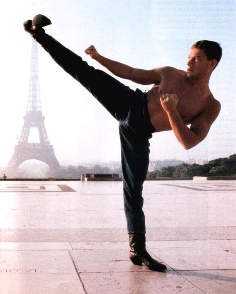 Спортсмен на шпагате