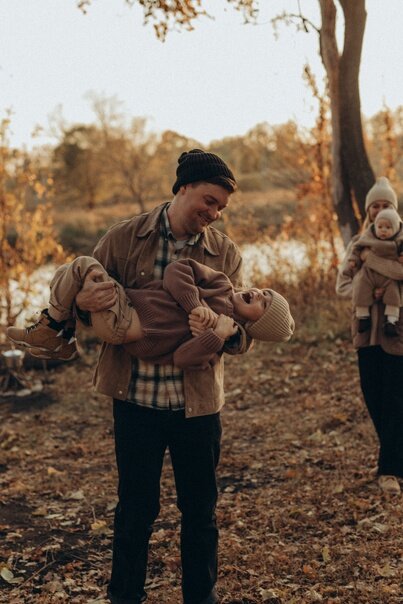 А любовь - это то, что делает жизнь по-настоящему значимой. Любовь дарит нам надежду, вдохновение и смысл. Она приносит радость и счастье, заполняя каждый день особым светом.  