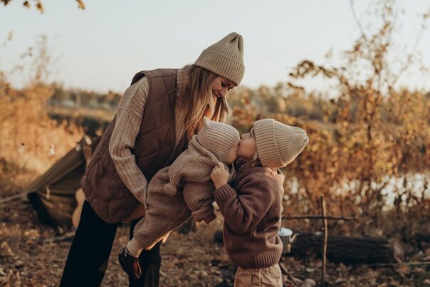  Семья - это то, что придает нам силы в трудные времена и разделяет с нами радость в моменты празднования. Это место, где мы можем быть собой, где нас понимают и принимают такими, какие мы есть. Семья - это опора, которая всегда рядом.  