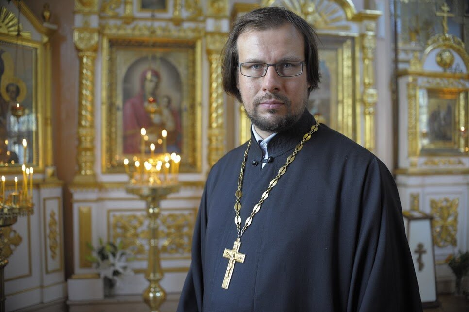 Священнослужитель в церкви