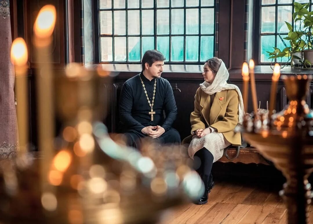 Отец михаил ходанов. Священник беседует. Исповедь в храме. Священник беседует с прихожанином. Разговор со священником.