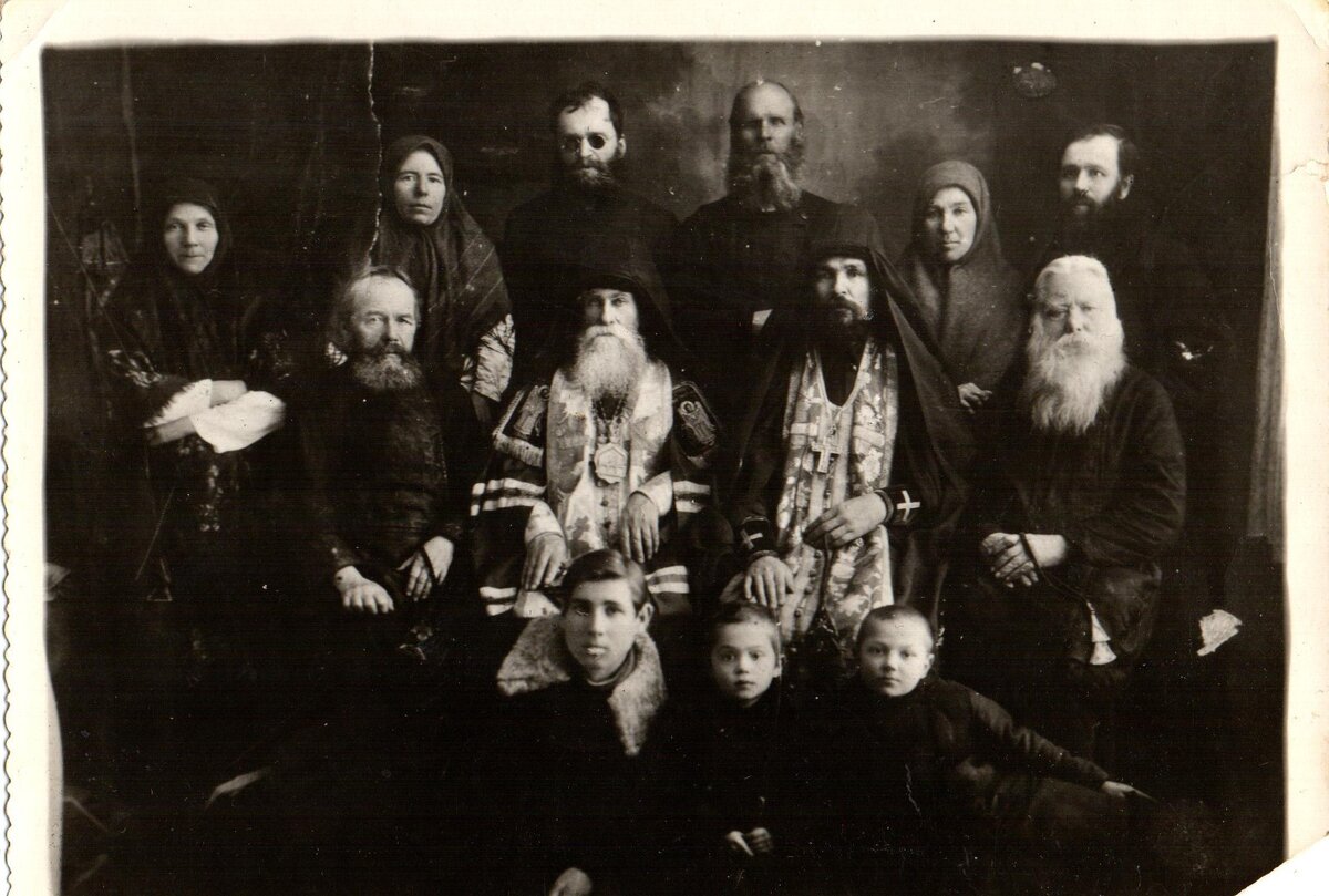 Епископ Филарет и св. свщмч. Стефан (Расторгуев), клир кафедрального храма г. Свердловска