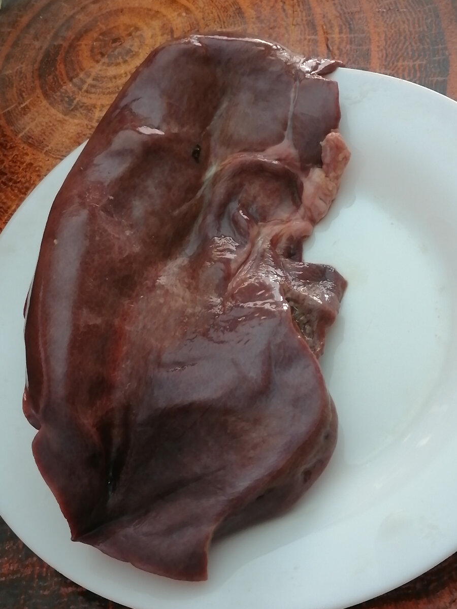 Кусок свиной печенки