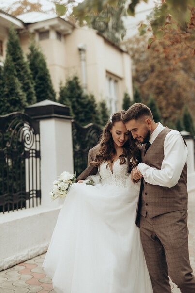 Помимо всего прочего, осенняя природа подарит невероятные возможности для красивых свадебных фотографий. Золотые листья, пейзажи природы в осеннем наряде станут прекрасным фоном для ваших памятных снимков. 