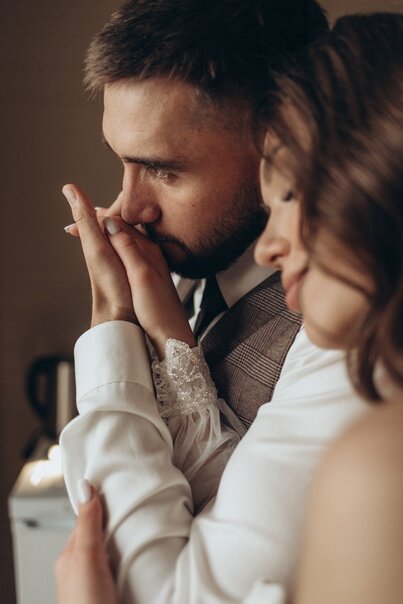 Время также позволяет выбирать более оригинальные свадебные наряды и декорации. Теплые шали, бархат, тафта и уютные ткани могут придать празднику особый шарм и создать уютную атмосферу.  