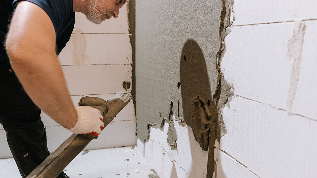 Перепады проще и дешевле выровнять штукатуркой, чем слоем плиточного клея