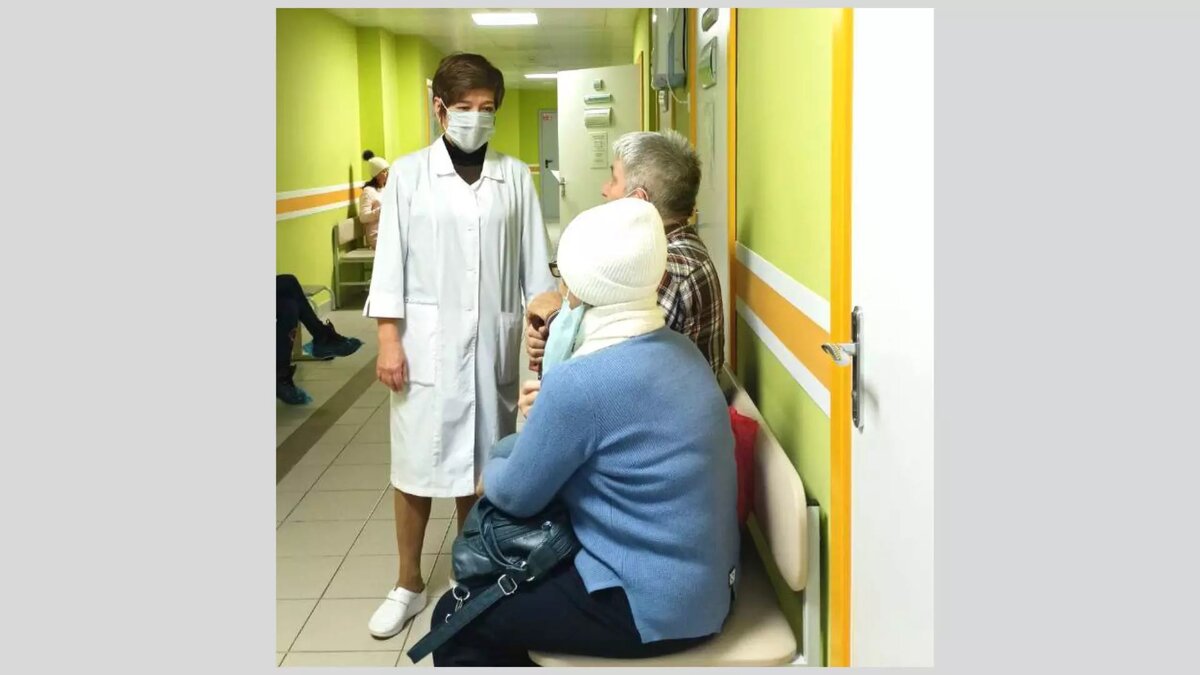     В поликлиниках Удмуртии начали развивать институт социальных администраторов, которые должны помогать в решении проблем врачей и пациентов. Об этом в соцсетях сообщила вице-премьер правительства региона Эльвира Пинчук.