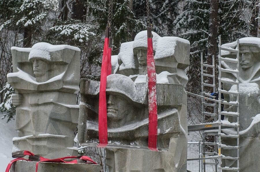    Демонтаж мемориала в честь павших во время Второй мировой войны советских солдат в Вильнюсе © Zuma/TASS