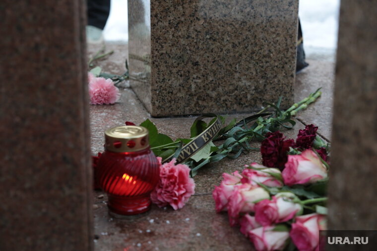    Пермяки приходили и возлагали цветы с утра