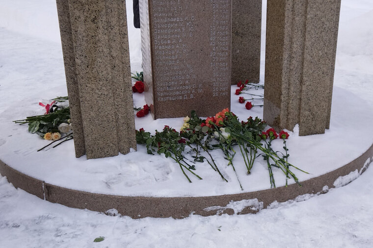    Жители города возлагали цветы к мемориалу с самого утра URA.RU