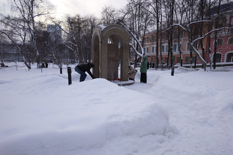    Пермяки приходили к мемориалу с утра URA.RU