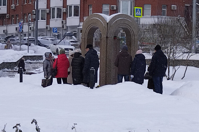    Позже у мемориала собралось более 10 горожан URA.RU