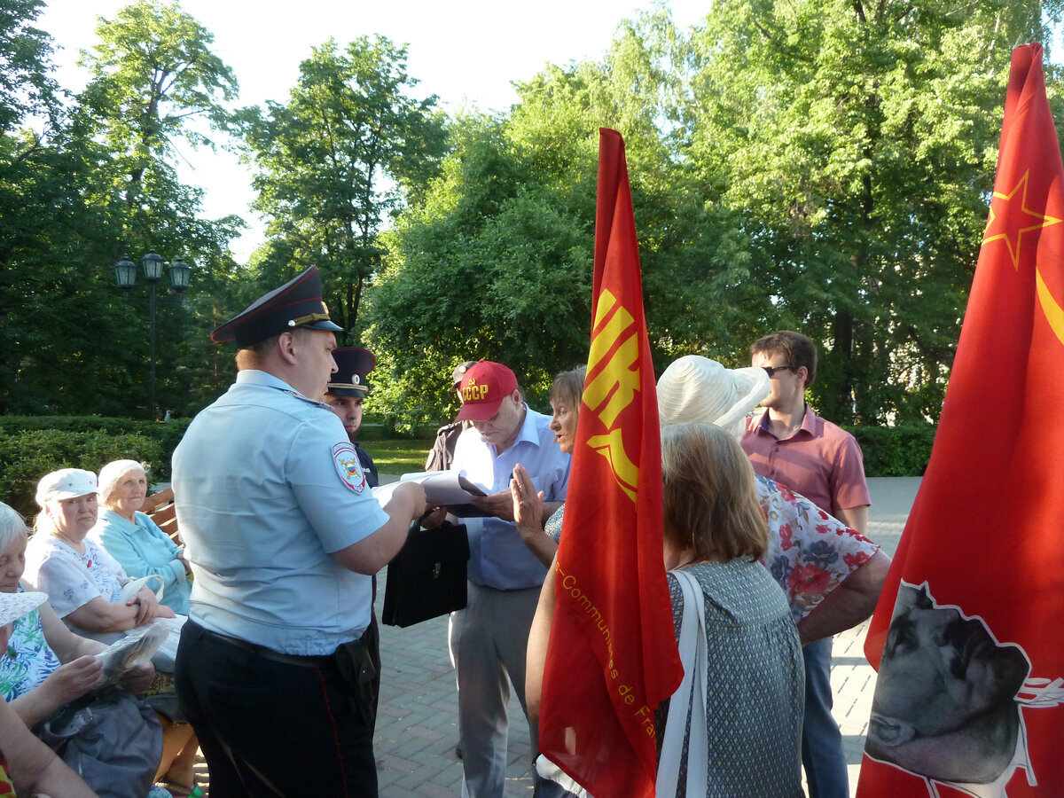 Полиция пытается сорвать собрание РКРП(б)-КПСС 6 июня 2023 г. в Тюмени