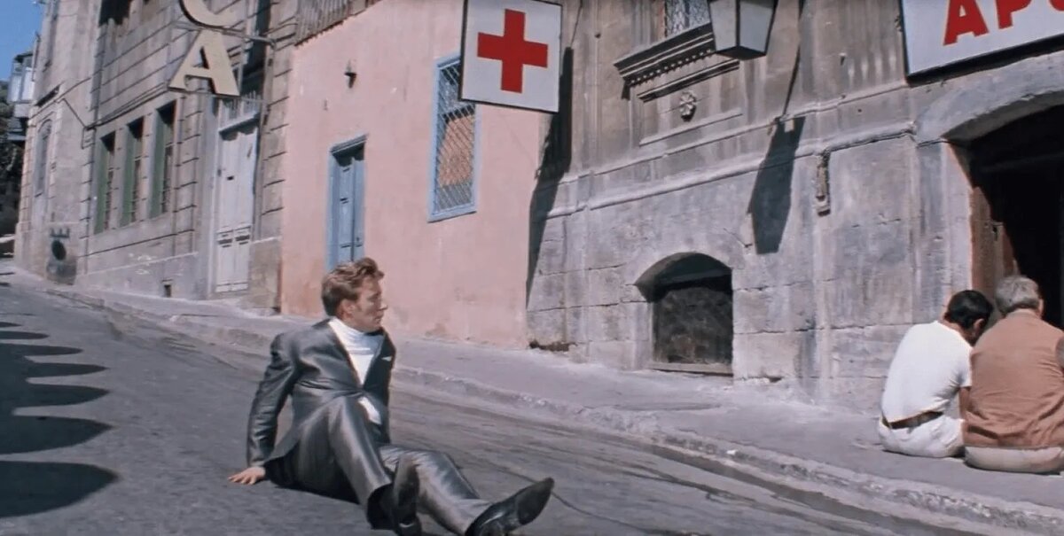 В галерее – кадры  с Мироновым  из комедии  Гайдая