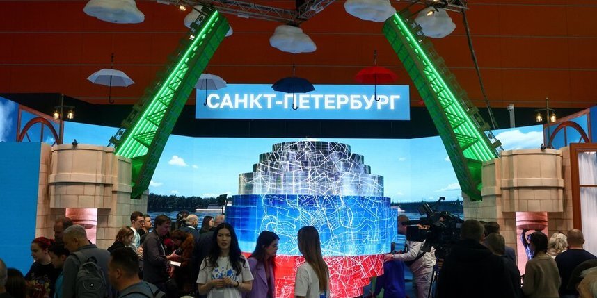    Центральный объект петербургской экспозиции – копия Дворцового моста.АГН "Москва" / Ярослав Чингаев