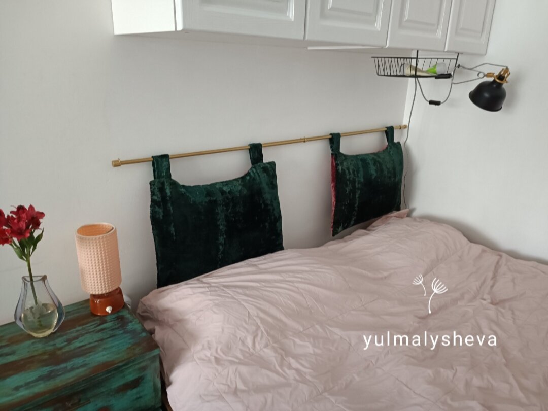 У мужа есть прикроватная тумба, а с моей стороны - стена 