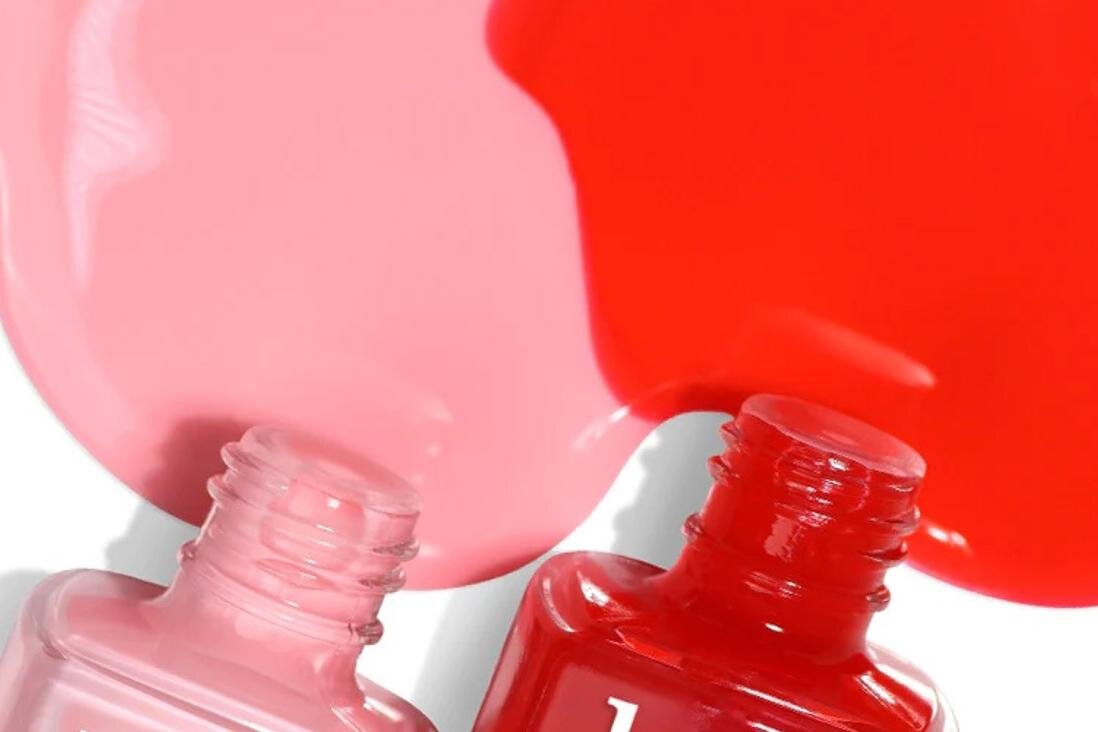 Предоставлено Анастасией Явуз, тренером-технологом бренда Londontown📷Тинты дают полупрозрачное цветное покрытие, причем речь не только о светлых оттенках, а, наоборот, о ярких цветах, например витражный красный, розовый или фиолетовый