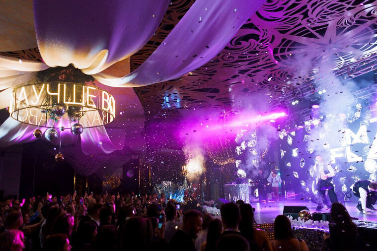    Симановскому подарили медитирующего маленького монаха