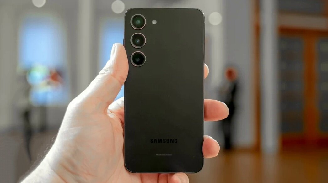    Удержание Samsung S23 и работа с ним даётся очень легко. Фото: pcmag.com