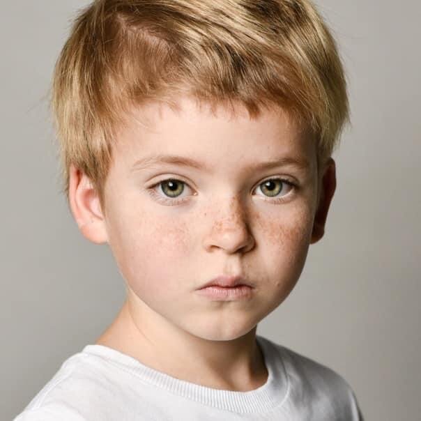 голубоглазый сын. детские мужские стрижки. стрижки для мальчиков на кудрявые волосы. стрижки для малышей мальчиков. красивые детки мальчики.